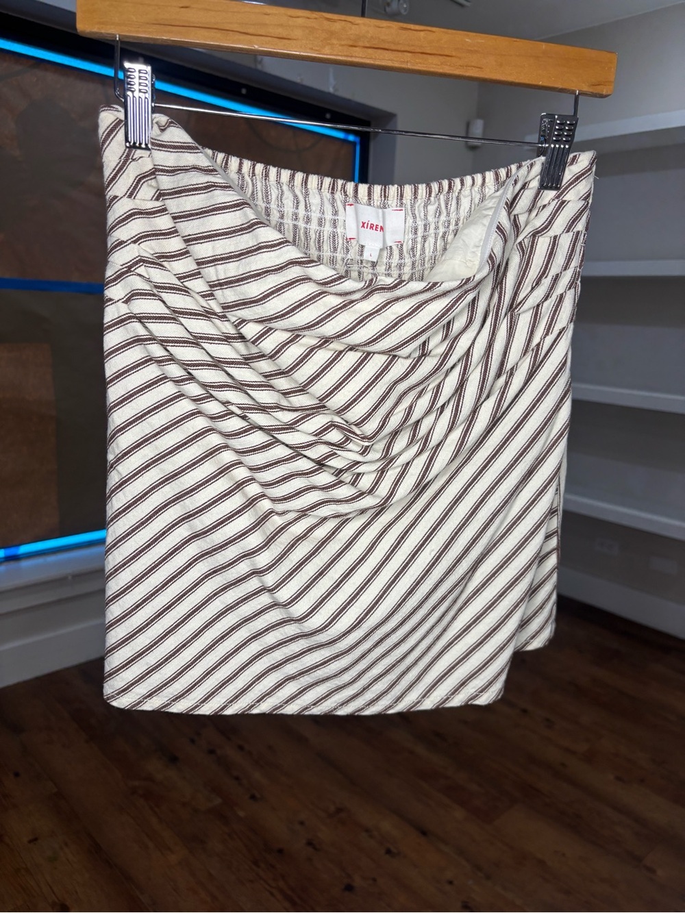 XiRENA Ivory Strapless Top with Brown Stripes